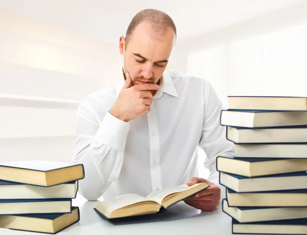Hombre leyendo en casa — Foto de Stock