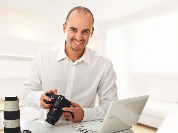 Mann mit Kamera zu Hause — Stockfoto