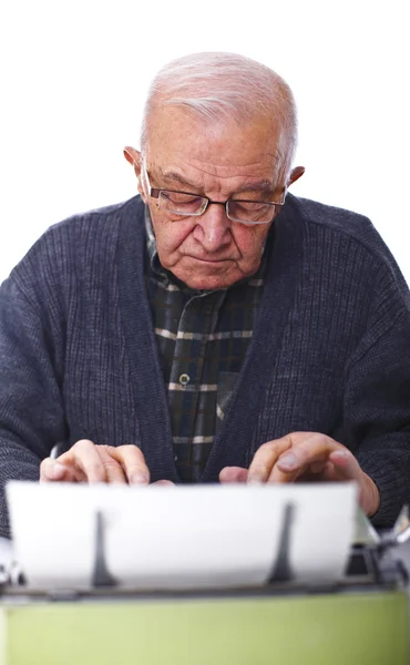 Senior avec machine à écrire — Photo