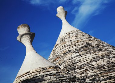 Trulli çatı ve mavi gökyüzü