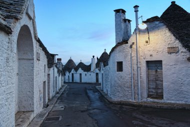 alberobello trulli ile'deki ünlü İtalyan şehir gece manzarası