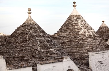 Trulli çatı ve mavi gökyüzü