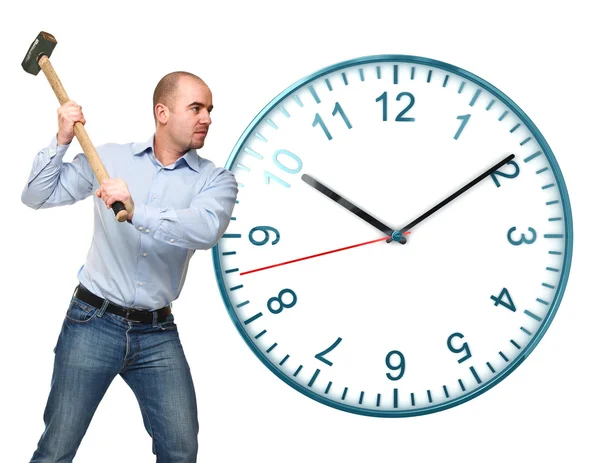 ハンマーと白い背景で隔離されたクラシックな時計を持つ男 — ストック写真