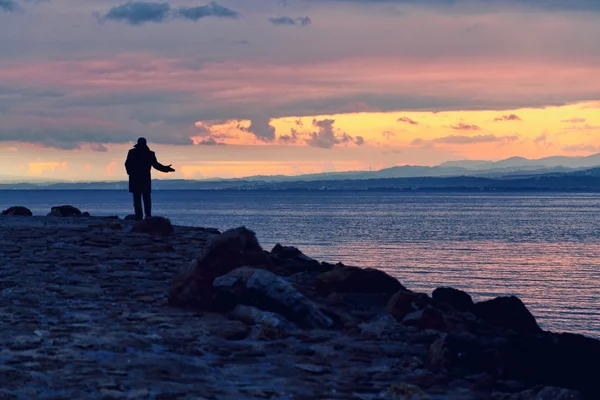 Eenzame Man Buurt Van Zee Bij Zonsondergang — Stockfoto