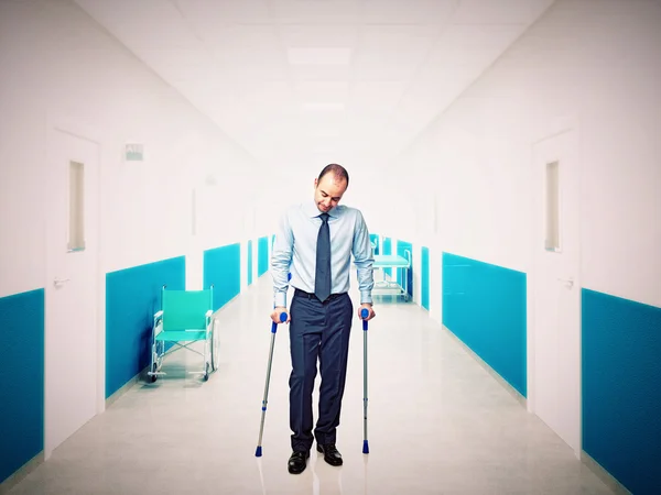 病院で松葉杖を持つ男が — ストック写真