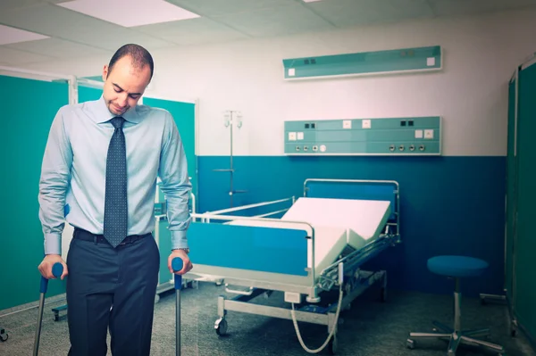 Mann mit Krücke im Krankenhaus — Stockfoto