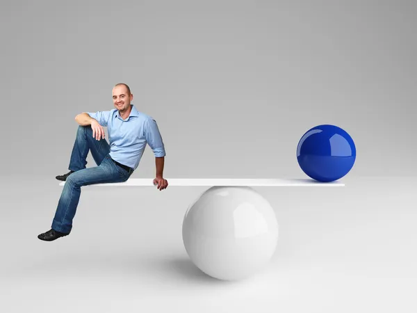 Hombre Sonriente Equilibrio Con Bola Azul — Foto de Stock