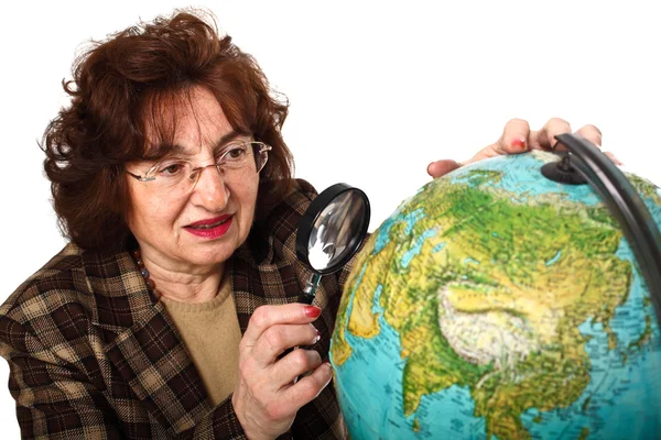 Profesor Senior Sosteniendo Lupa Mirando Mapa Del Mundo — Foto de Stock