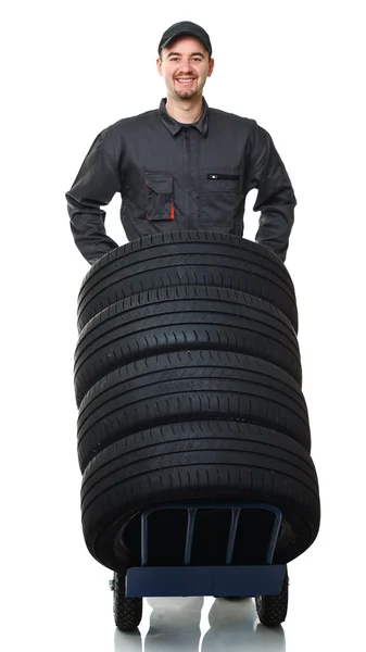Trabajador Manual Tirar Carretilla Con Neumáticos Sobre Fondo Blanco — Foto de Stock