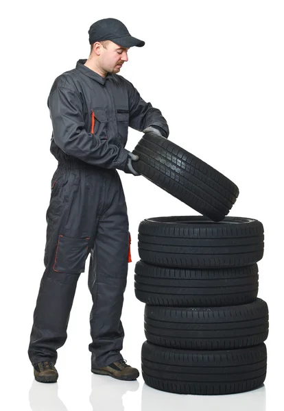 Joven Mecánico Mover Neumáticos Aislados Sobre Fondo Blanco — Foto de Stock
