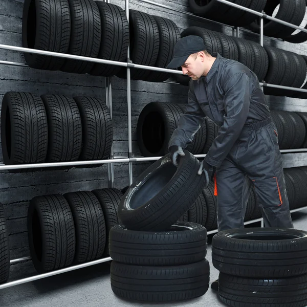 Kaukasischer Mechaniker Bei Der Arbeit Mit Reifen Und Garagenhintergrund — Stockfoto
