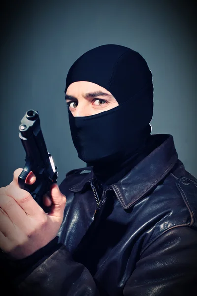 Criminoso com arma — Fotografia de Stock