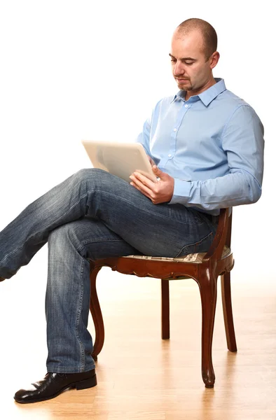Mann sitzt auf Stuhl — Stockfoto