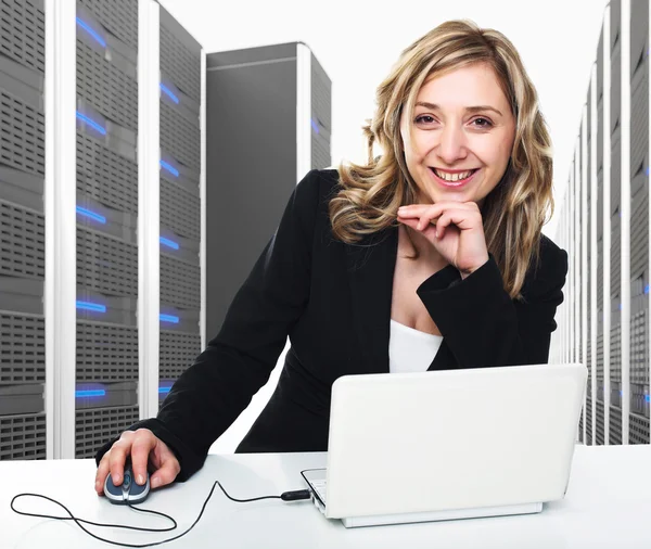 Virtueller Server 3d und Frau — Stockfoto