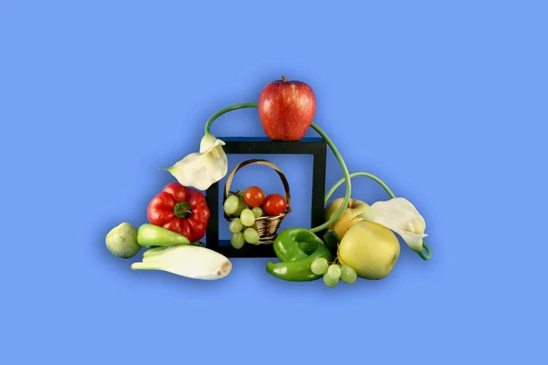 Овощи и фрукты на синем фоне — стоковое фото