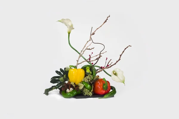 Ikebana Από Κλαδιά Από Ένα Δέντρο Florets Και Φρέσκα Λαχανικά — Φωτογραφία Αρχείου