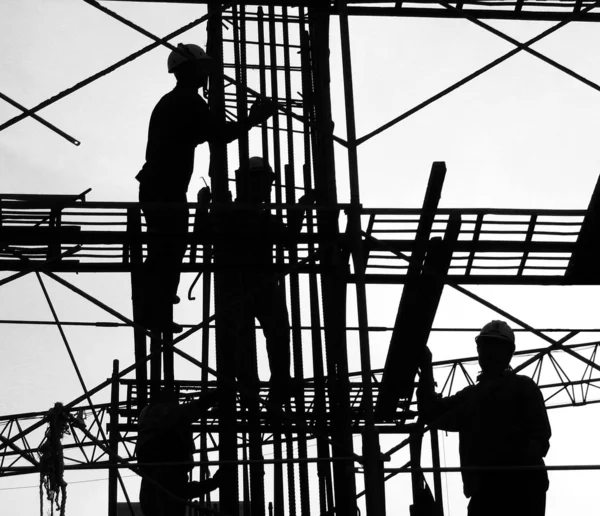 Silueta de trabajadores de la construcción — Foto de Stock