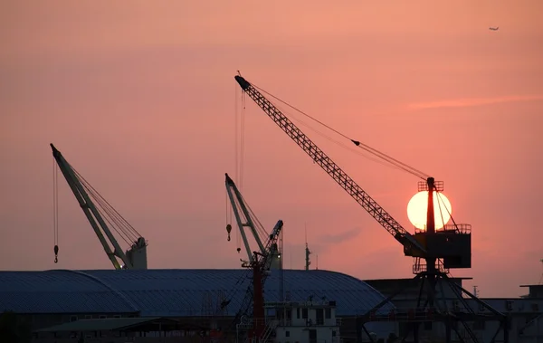 Kräne und Docks bei Sonnenuntergang — Stockfoto