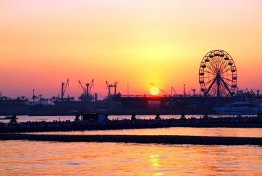 Kaohsiung harbor günbatımı dönme dolap ile