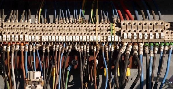 大量的电缆连接通过电子线路板 — 图库照片