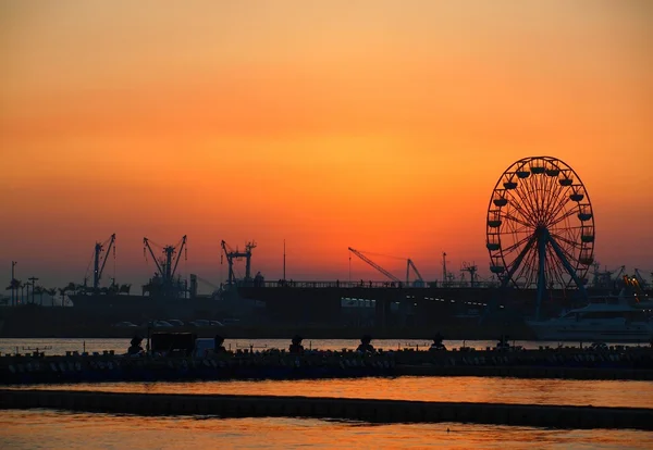 Kaohsiung Hafen in der Abenddämmerung mit Riesenrad — Stockfoto