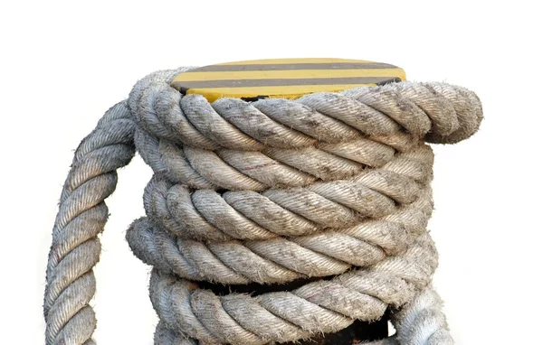 Причальный столб с большой веревкой — стоковое фото