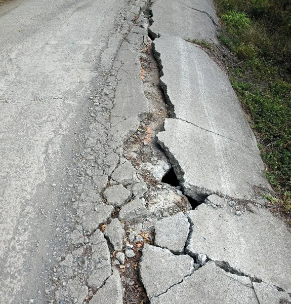 Estrada altamente danificada — Fotografia de Stock