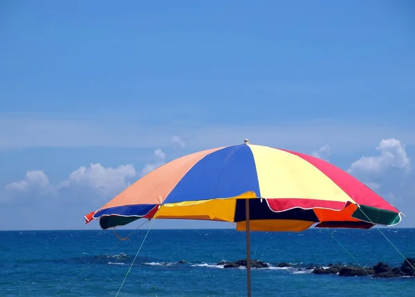 Красочный пляжный зонтик у моря — стоковое фото