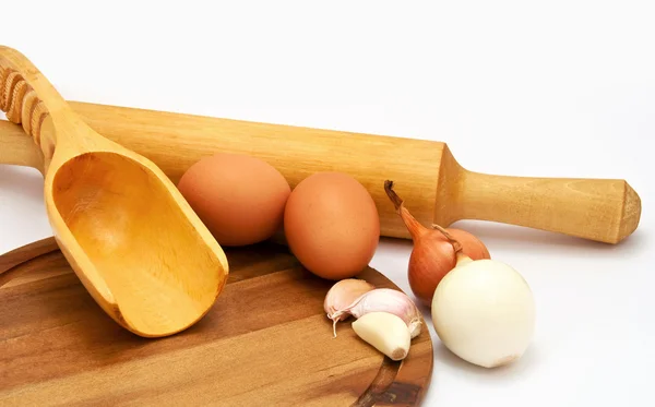 Cebollas Huevos Ajo Cucharada Sobre Una Tabla Madera — Foto de Stock