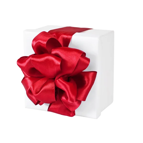 Kırmızı fiyonklu beyaz hediye kutusu — Stok fotoğraf