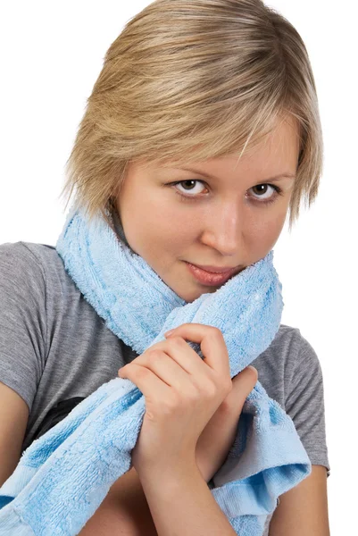 Красивая молодая женщина с полотенцем после спорта — стоковое фото