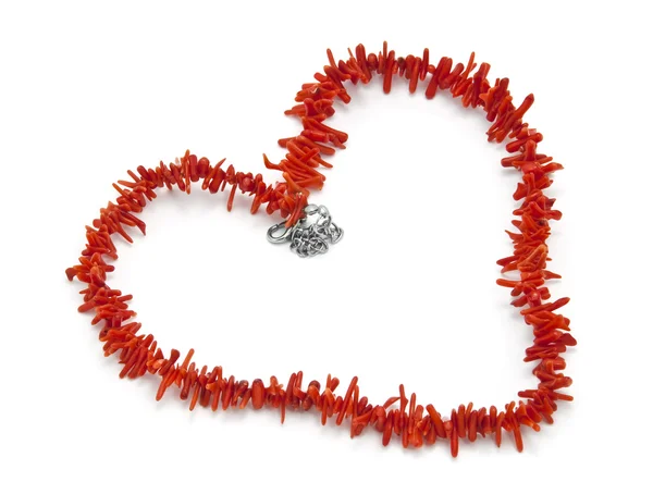 在心脏的符号的形式中的布局的红珊瑚项链 — 图库照片