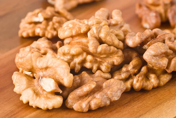 Орехи на деревянной доске — стоковое фото
