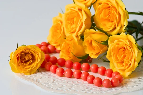 黄玫瑰和珊瑚珠 — 图库照片