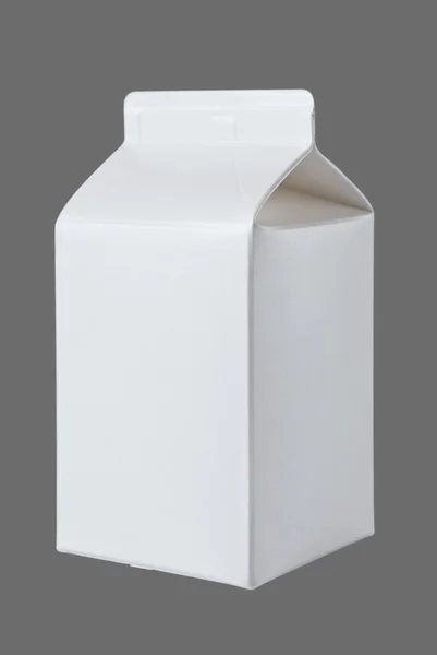Молочная коробка на поллитра на сером — стоковое фото
