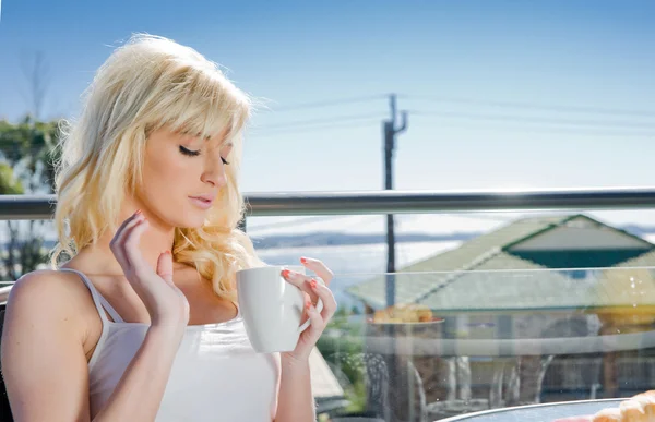 Красива жінка з кавою в кафе — стокове фото