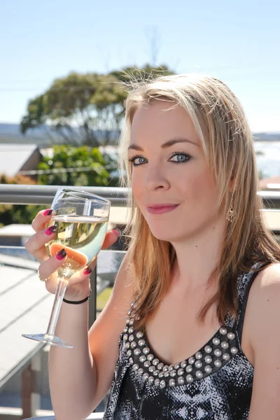 Fiatal nő egy pohár borral — Stock Fotó