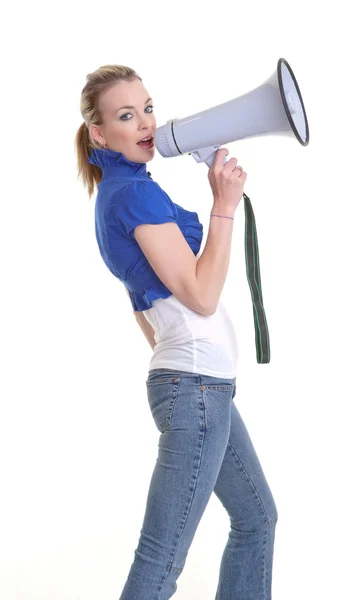 Молодая женщина с мегафоном или мегафоном — стоковое фото