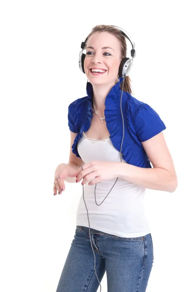 Mujer joven escuchando auriculares —  Fotos de Stock