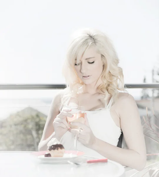 High key woman wine and dessert — Stock Photo, Image