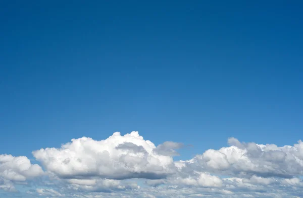 Perfect blauwe hemel boven wolken — Stockfoto