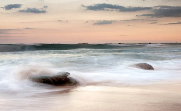 Wody Skały Plaży Zachodzie Słońca — Zdjęcie stockowe