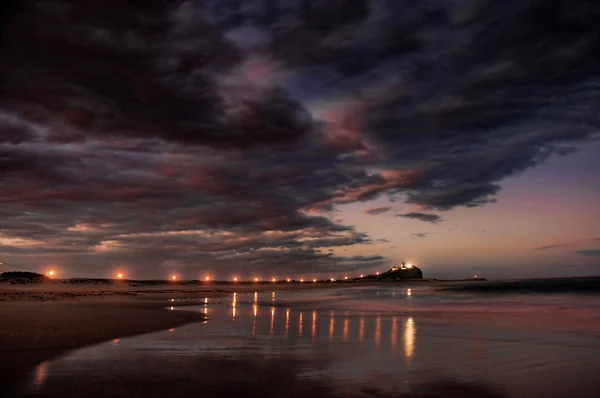 防波堤や灯台に夜につながる桟橋 — ストック写真