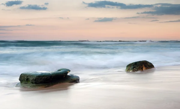 Acqua su rocce al tramonto — Foto Stock