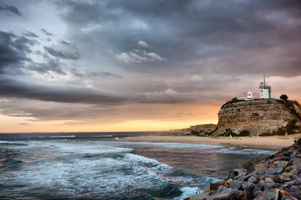 Farol e pôr-do-sol oceano — Fotografia de Stock