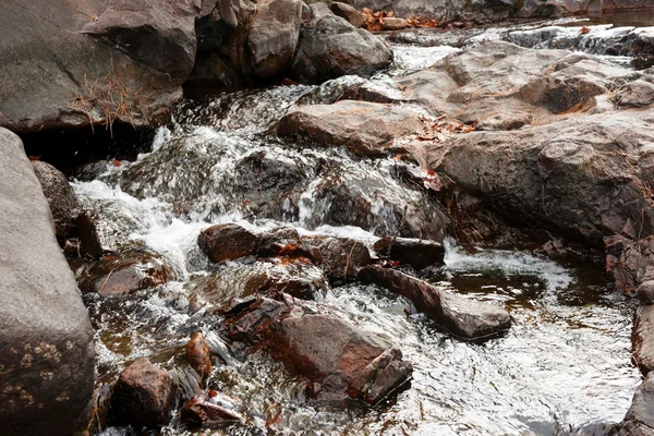 小さなストリームで岩の上に行く新鮮なきれいな水 — ストック写真