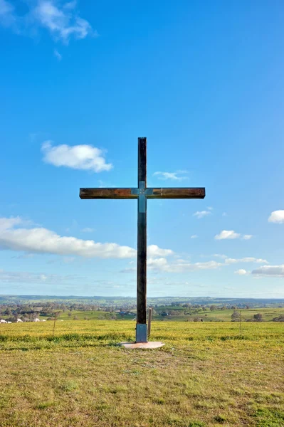 Przydrożny krzyż Chrystusa w dziedzinie — Zdjęcie stockowe