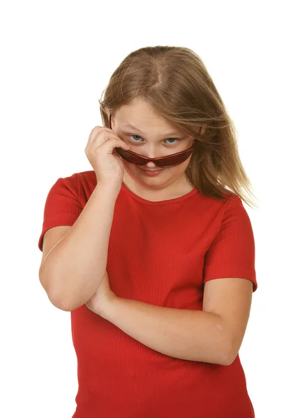 Junges Mädchen Blickt Über Sonnenbrille Isoliert Auf Weiß — Stockfoto
