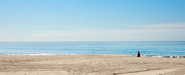 Samotny na plaży — Zdjęcie stockowe