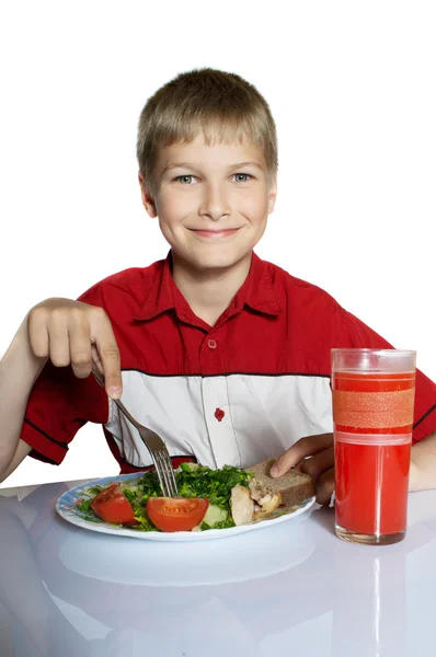 Tonåringen har frukost. på ett bord en tallrik med grönsaker en — Stockfoto
